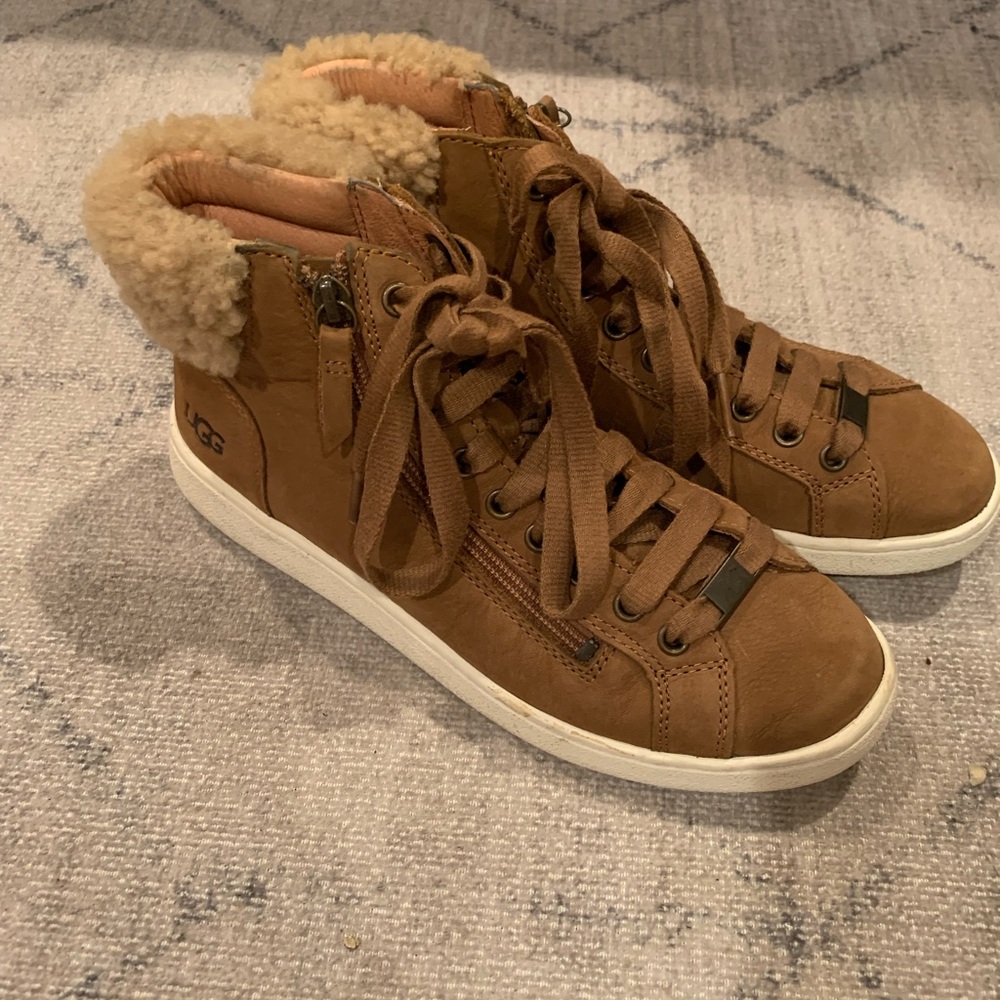 Ugg women’s high tops with Sherpa size 8